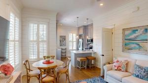 Una cocina y una sala de estar con mesa y sillas. en PAMMY'S OAKS AND SAND OCEAN OAKS Duplex, en Jekyll Island
