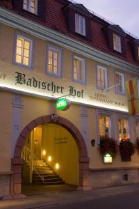 un edificio con una entrada arqueada a un hotel en Badischer Hof en Tauberbischofsheim