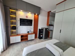 クタにあるShin In Baliのベッドと薄型テレビのある寝室