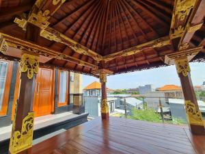 クタにあるShin In Baliの屋根付きの家のバルコニーからの眺め