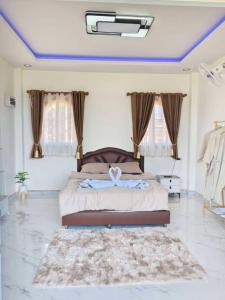 a bedroom with a bed and a rug at หลงเขา Chiang Dao in Ban Thung Lakhon