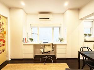an office with a desk and a chair in a room at Perfect Potts Point Pied-à-terre in Sydney