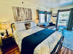 une chambre avec un grand lit et un salon dans l'établissement Inside Yosemite Park-Cozy Corner Unit-Sleeps 2, à Yosemite West