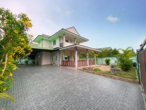 a house with a driveway in front of it at HansaHouse Sattahip - Utapao in U Tapao