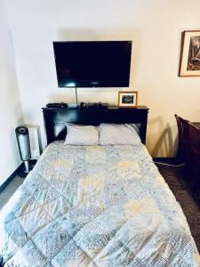 En eller flere senge i et værelse på Treetop Condo in Yosemite-Sleeps 6-Balcony