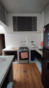 Η κουζίνα ή μικρή κουζίνα στο Casa TALLAN - dos cuartos, cocina centro de Piura