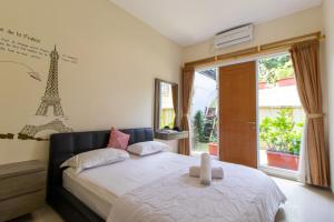 Кровать или кровати в номере Family Only Villa with City View - De Reiz Spring Hills Syariah 4BR