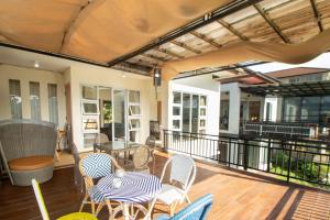 Балкон или терраса в Family Only Villa with City View - De Reiz Spring Hills Syariah 4BR