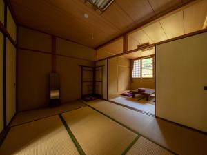an empty room with a room with a table and a window at 河辺ふるさとの宿 in Ōzu