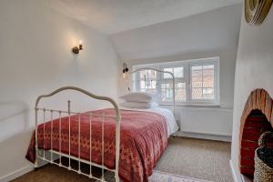 une chambre avec un lit et une fenêtre dans l'établissement Rose Cottage by Winterton Cottages, à Winterton-on-Sea