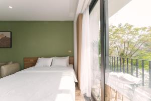 河内An Nguyen Lakeside Residence的一间带床和阳台的卧室