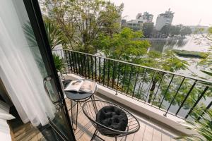 河内An Nguyen Lakeside Residence的河景阳台(带桌子)