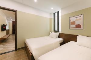 An Nguyen Lakeside Residence客房内的一张或多张床位