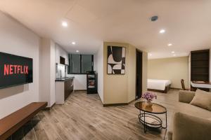 An Nguyen Lakeside Residence的电视和/或娱乐中心