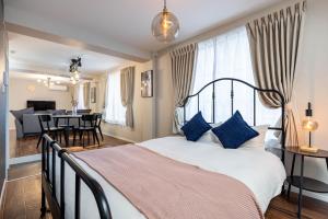 een slaapkamer met een groot bed en een eetkamer bij アリタ日本橋西2F in Osaka +65 foto's