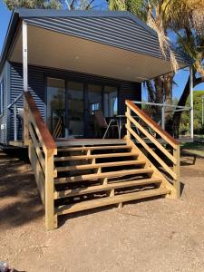 Robinvale Murray View Cabin的前面有木楼梯的房子