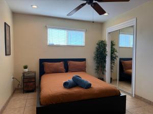 ein Schlafzimmer mit einem Bett, auf dem ein Hut liegt in der Unterkunft 4 Bedrm 2 Ba Office WiFi Hiking House Central Phx in Phoenix