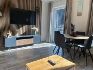 Televízia a/alebo spoločenská miestnosť v ubytovaní Haus Füsslmühle