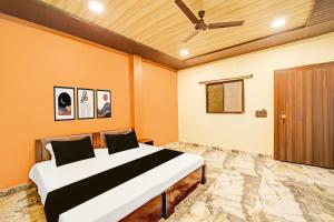 Postel nebo postele na pokoji v ubytování Hotel O Dwarka Hotel And Restaurant