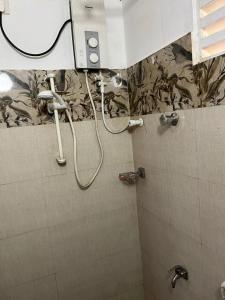 un baño con ducha y WC en Rodrigo's Guest, en Ja-Ela