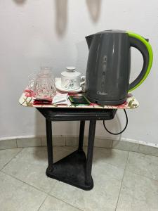 Una mesa negra con una olla encima. en Rodrigo's Guest, en Ja-Ela 14 fotos más