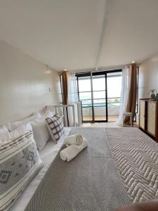 En eller flere senge i et værelse på Casa Aya Suites