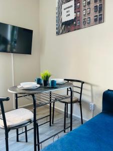 TV/trung tâm giải trí tại LENASTAY I City Comfort Apartment in Top Location