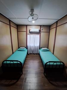 Postel nebo postele na pokoji v ubytování Benteng Taman Negara