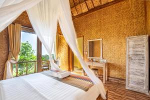 珀尼达岛艾杜森林小屋旅馆的一间卧室配有一张带窗户的床和一张书桌