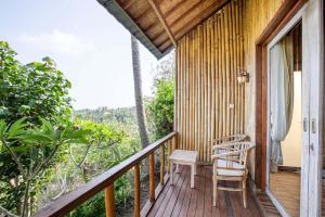 艾杜森林小屋旅馆的阳台或露台