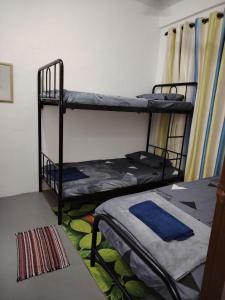 Ένα ή περισσότερα κρεβάτια σε δωμάτιο στο Nisa's Homestay