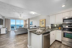 Køkken eller tekøkken på Luxury 5th Floor 3 BR Condo Direct Oceanfront Wyndham Ocean Walk Resort Daytona Beach | 504