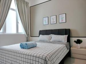 Postel nebo postele na pokoji v ubytování Twin Galaxy Residence Johor Bahru