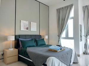 Postel nebo postele na pokoji v ubytování Twin Galaxy Residence Johor Bahru