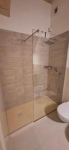 een glazen douche in een badkamer met toilet bij Ta Maison Bari in Bari +18 foto's