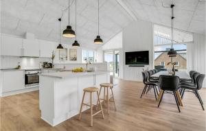 Η κουζίνα ή μικρή κουζίνα στο Amazing Home In Harboøre With 4 Bedrooms, Sauna & Wifi