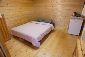 a bedroom with a bed in a wooden room at Mere in Yarve-Keskranna