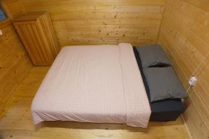 a small room with a bed in a wooden cabin at Mere in Yarve-Keskranna +20 photos