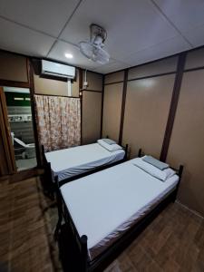 Postel nebo postele na pokoji v ubytování Benteng Taman Negara
