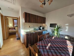 a kitchen and dining room with a table and a dining room gmaxwell gmaxwell gmaxwell gmaxwell at Емили Фемили Хаус in Koprivshtitsa