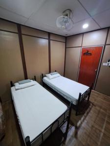 Postel nebo postele na pokoji v ubytování Benteng Taman Negara