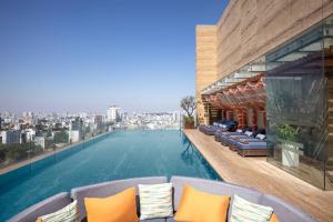 Бассейн в Hotel Des Arts Saigon Mgallery Collection или поблизости