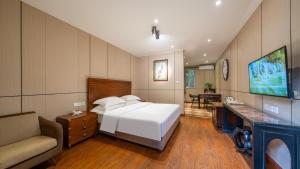 Una televisión o centro de entretenimiento en Wenjun Courtyard Hotel ---5 mins walk from Tonghuimen metro station, near Tianfu square, close by culture park and Sichuan opera house, English speaking service, local tours