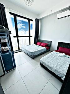 Katil atau katil-katil dalam bilik di 3BR-2Bath-Sea & City View New Condo in Georgetown 10pax