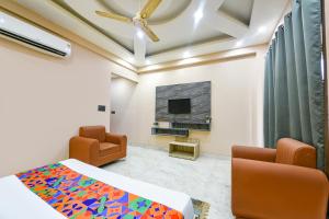 TV a/nebo společenská místnost v ubytování FabHotel Vibe
