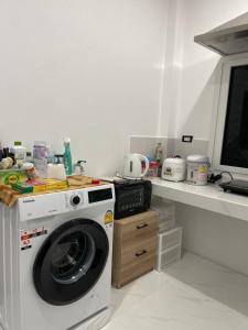 - un lave-linge dans la cuisine avec un comptoir dans l'établissement Small home, à Ban Khlong Hok Wa 9 autres photos