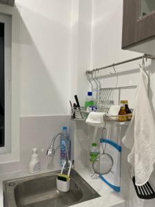 un comptoir de cuisine avec un évier et un évier dans l'établissement Small home, à Ban Khlong Hok Wa