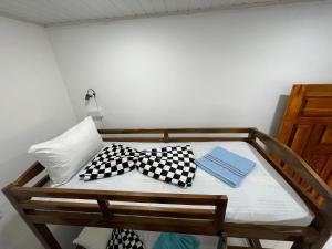 Postel nebo postele na pokoji v ubytování Sigiri Village Vibe Hostel