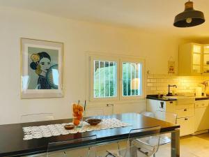 a kitchen with a table and chairs in a room at Casa Luna in Tolox