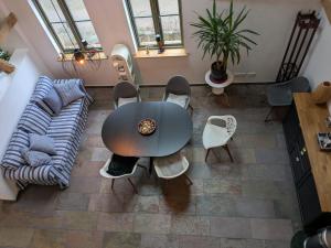 a living room with a table and a couch at Land-Loft in Hilgermissen
